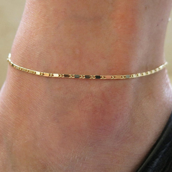 Close up of the minimalist Simply Me Anklet in gold plating.
