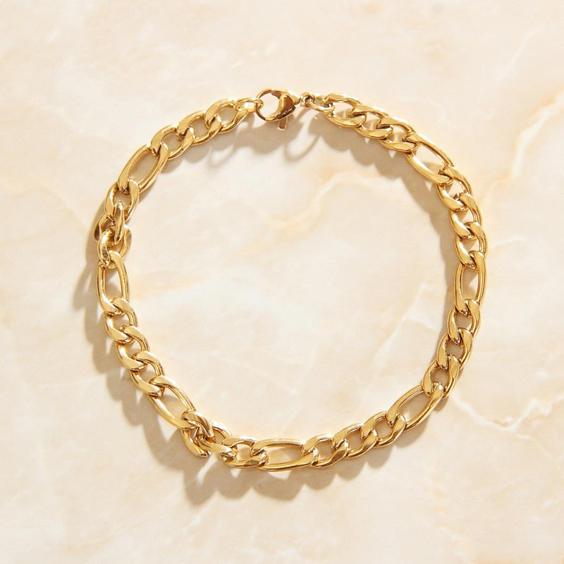 Close up of 18K Gold plated Figaro Link Bracelet - [NAZ Parure]