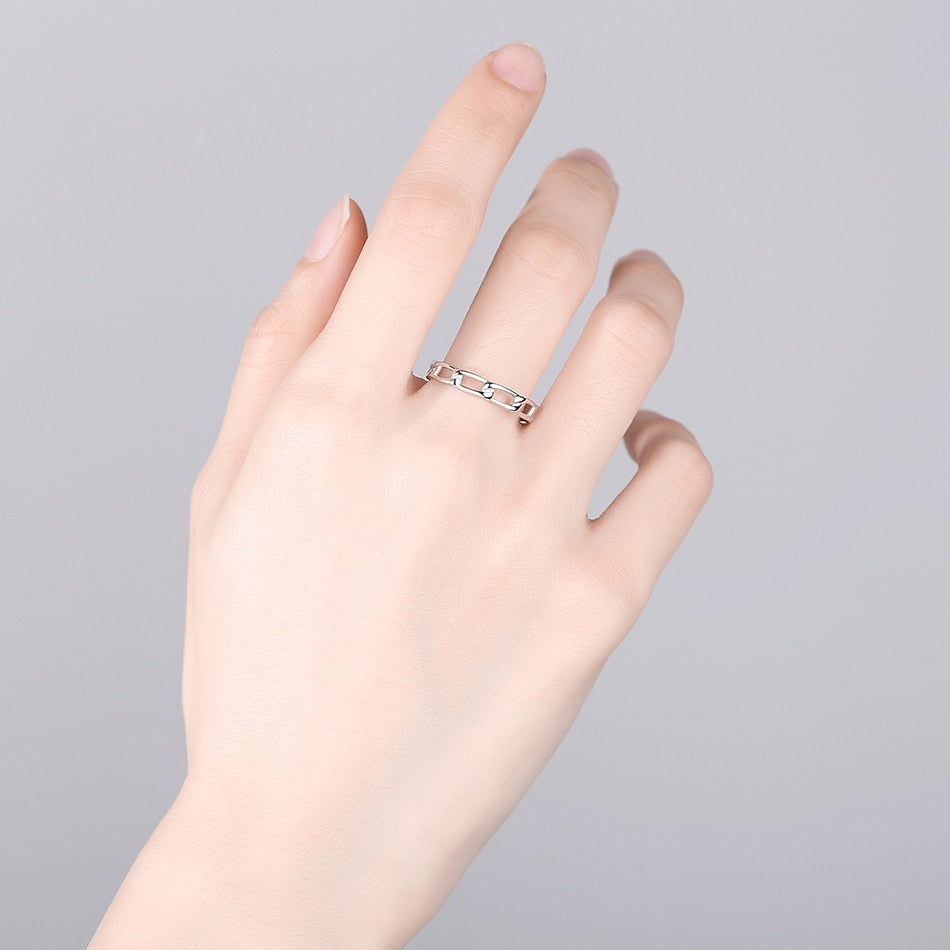Hand wearing 925 Sterling Silver Paperclip Chain Ring on middle finger.