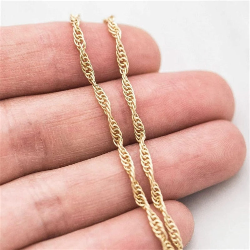 Hand holding 14K Gold-filled Fine Rope Chain - [NAZ Parure]