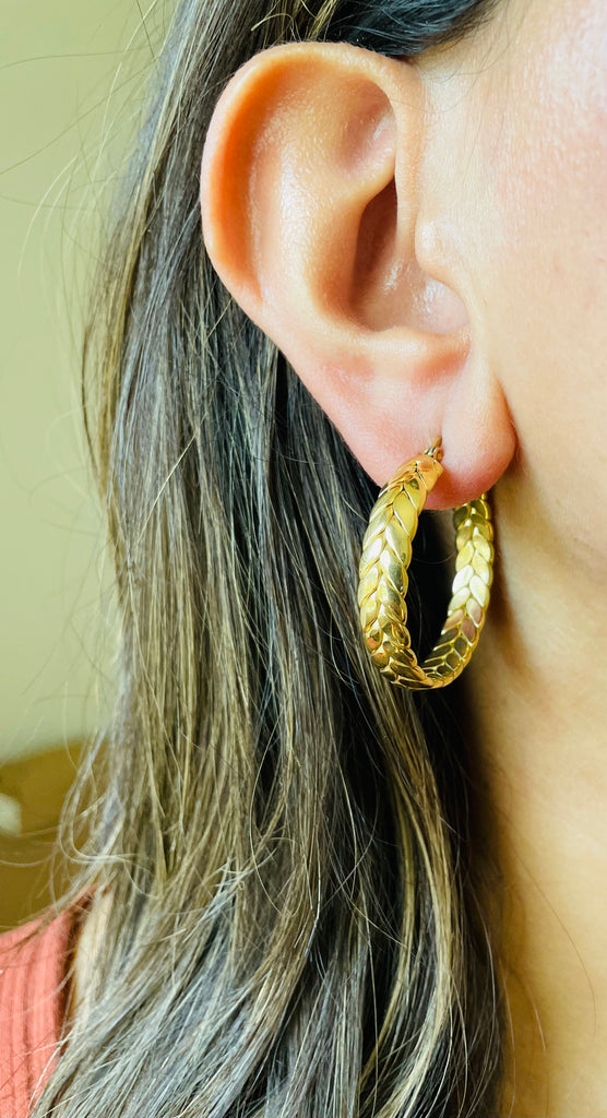 Woman wearing 18k Gold Wheat Hoops 